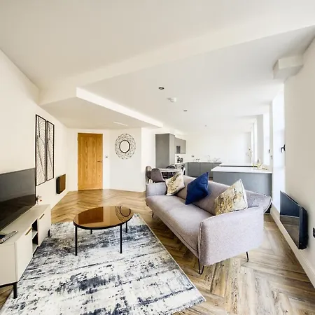 Luxury Apartment *