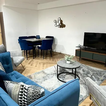 Luxury Apartment *